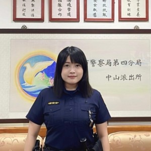 飲酒盡興醉臥路旁  基警暖心助返家