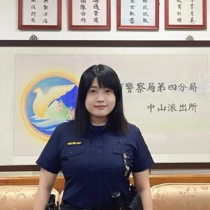 飲酒盡興醉臥路旁  基警暖心助返家