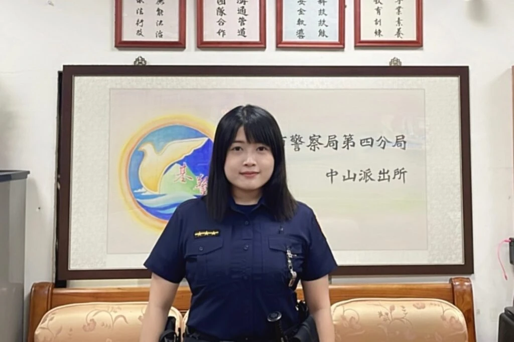 飲酒盡興醉臥路旁  基警暖心助返家