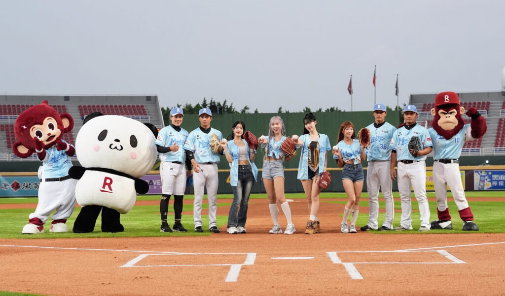 隻魚文創全新話題出擊!女團+韓星+啦啦隊甜心 四美同框夢幻開球引爆樂天主場 隻魚文創全新話題出擊!女團+韓星+啦啦隊甜心 四美同框夢幻開球引爆樂天主場