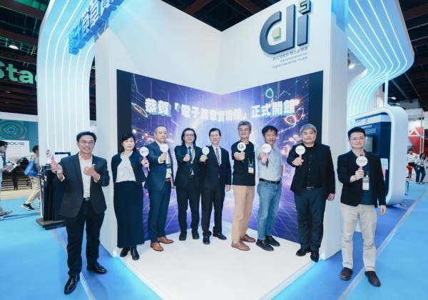 數發部長黃彥男與六家業者聯手開館  電子簽章應用擴及各產業