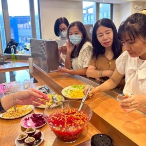 移民署引領新住民體驗越式文化  製作果茶、繪畫創作增進親子互動