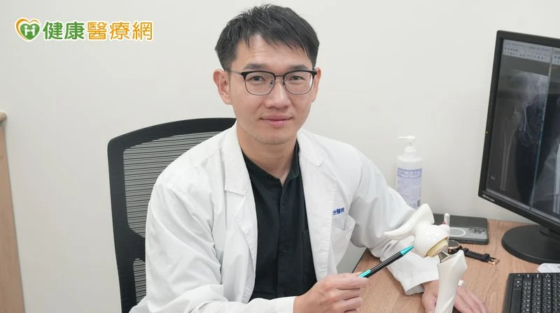 他髖部疼痛竟是「這裡」壞死　姊姊看病意外查出病因