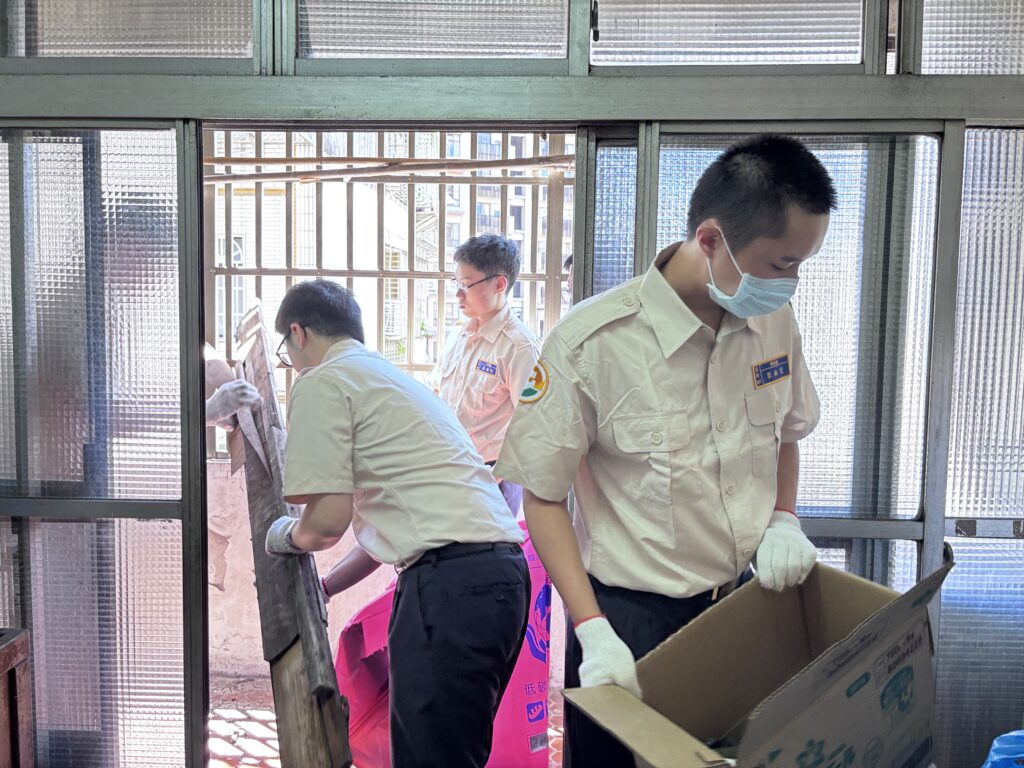 林口公所役男投入獨居長者社會關懷 清整環境共築溫暖社區 林口公所役男投入獨居長者社會關懷 清整環境共築溫暖社區