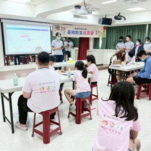 二信高中林可薰率拇指琴社關懷孩童成長 實現社團表演計畫