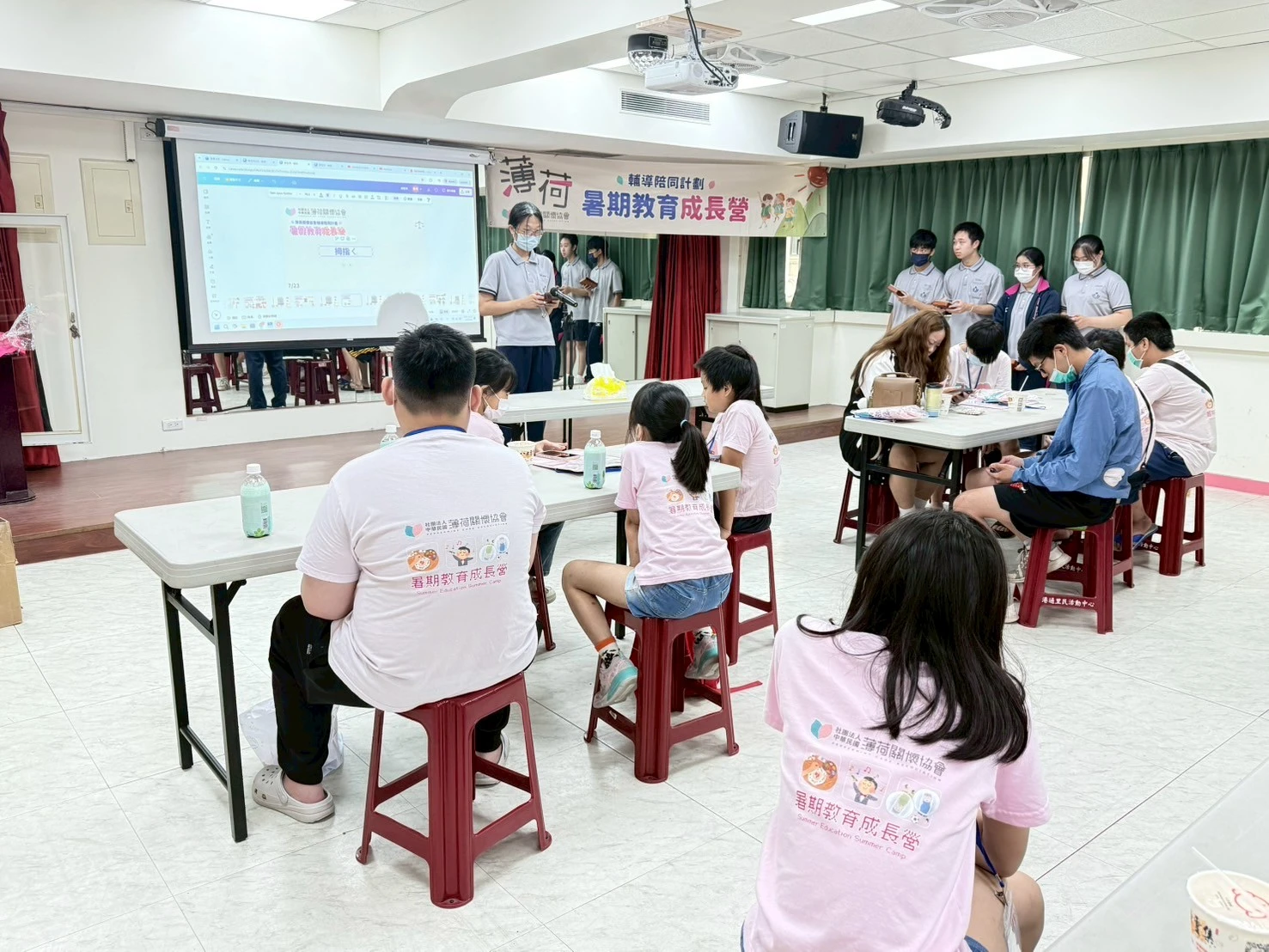 二信高中林可薰率拇指琴社關懷孩童成長 實現社團表演計畫