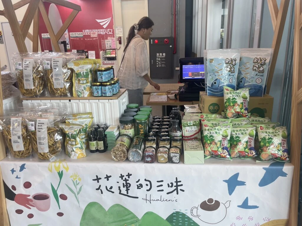 花蓮優質農特產品進軍國道服務區   展售活動吸引旅客駐足