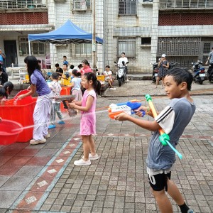 「我不要開學！」快閃遊戲孩童盡情放電樂無窮