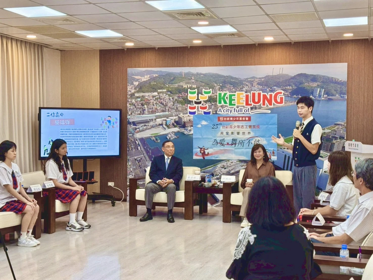 二信高中畢業生蔡福洋獲頒「台新青少年志工菁英獎」