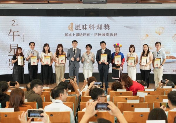 武崙國小五星級南洋咖哩雞配肉骨茶特餐榮獲全國午餐菜單「午星獎」