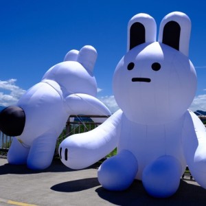 新月橋限定「兔兔Q」萌翻登場！　雲朵裝置點亮新北河濱
