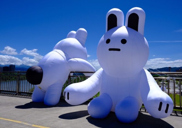 新月橋限定「兔兔Q」萌翻登場！　雲朵裝置點亮新北河濱