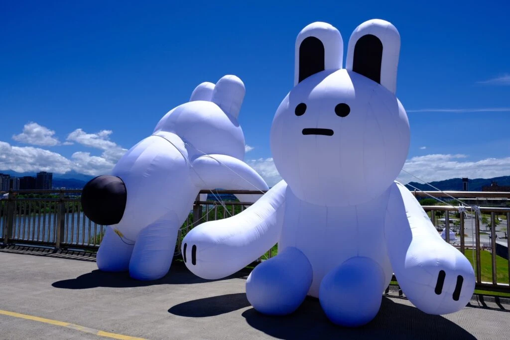 新月橋限定「兔兔Q」萌翻登場！　雲朵裝置點亮新北河濱