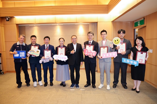 不扣薪家庭照顧假、敬老假亮眼 侯友宜表揚7家幸福企業 不扣薪家庭照顧假、敬老假亮眼 侯友宜表揚7家幸福企業