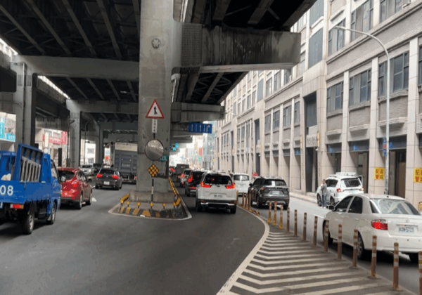 台64下匝道至中正路、建康路口內側車道試辦開放右轉