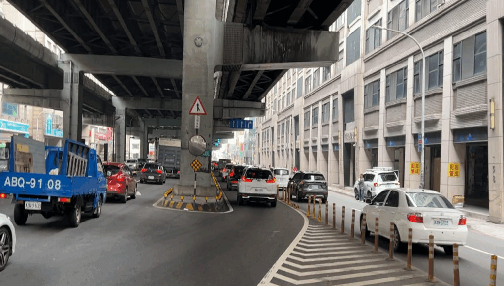 台64下匝道至中正路、建康路口內側車道試辦開放右轉