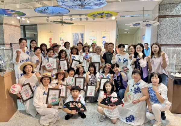 「閃亮藝啟-青花再現」鶯歌區婦女大學師生成果展 「閃亮藝啟-青花再現」鶯歌區婦女大學師生成果展