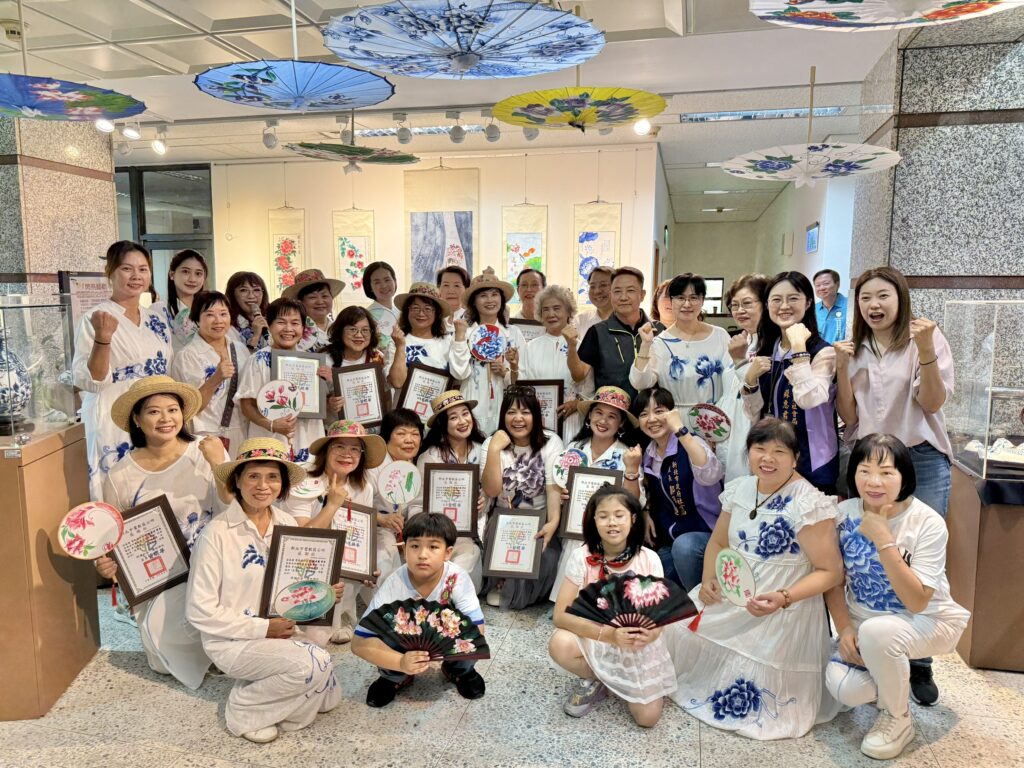 「閃亮藝啟-青花再現」鶯歌區婦女大學師生成果展 「閃亮藝啟-青花再現」鶯歌區婦女大學師生成果展