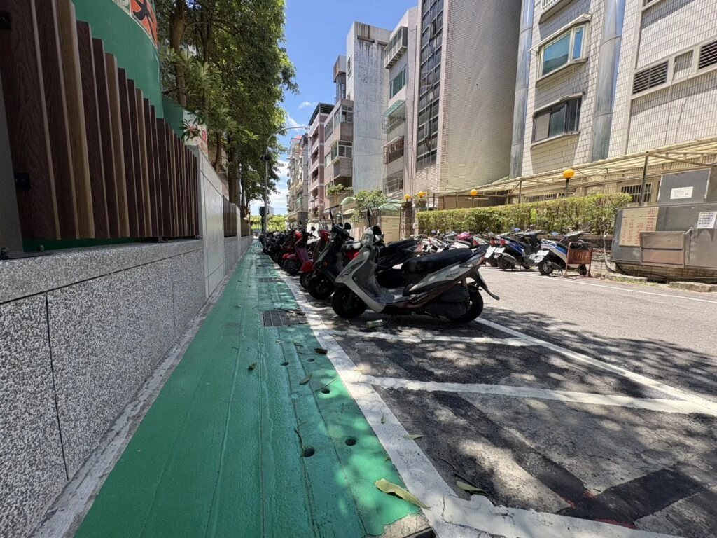 蘆洲長安街313巷完成標線型人行道 提升學童通行安全 蘆洲長安街313巷完成標線型人行道 提升學童通行安全