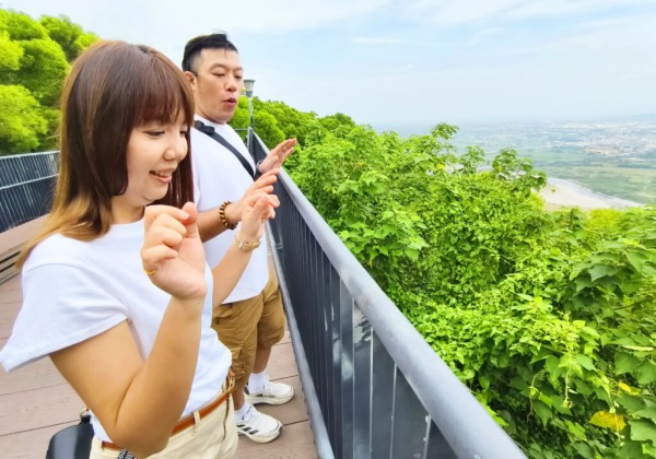 鐵砧山欄杆「電人」  中市觀旅局科普靜電現象並設置「除靜電球」