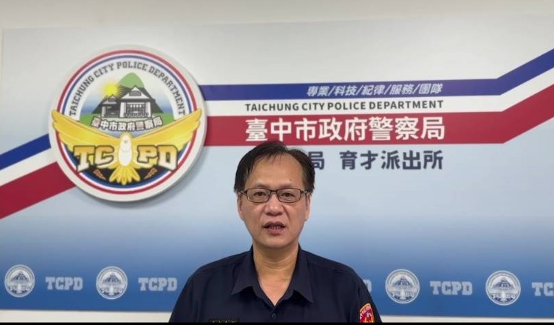 警員張宏銓發現巷內起火 隻身迅持滅火器予以撲滅 警員張宏銓發現巷內起火 隻身迅持滅火器予以撲滅