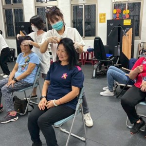 牛轉筋開．幸福傳愛  這裡共好協會培力婦女為鶯歌永昌社區長輩按摩舒壓