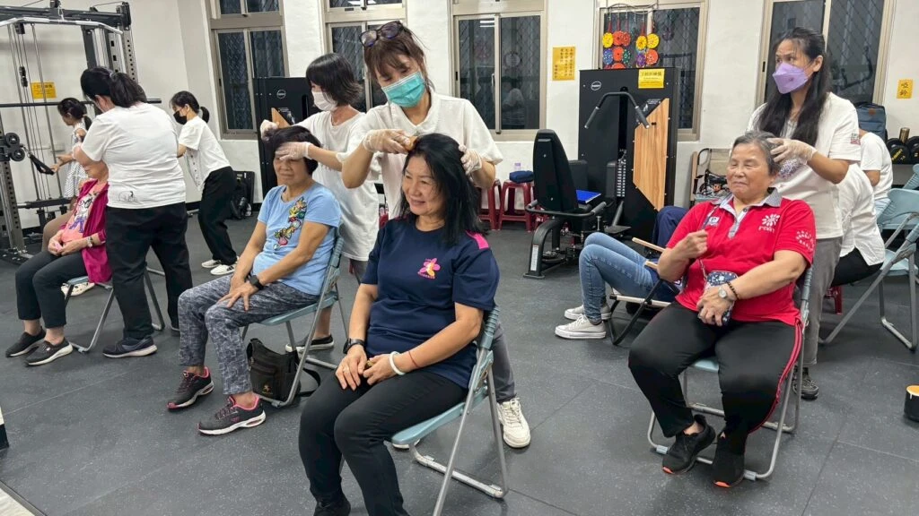 牛轉筋開．幸福傳愛  這裡共好協會培力婦女為鶯歌永昌社區長輩按摩舒壓