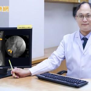 20歲男下腹劇痛　X光透視一照竟是「35公分按摩棒」卡腸