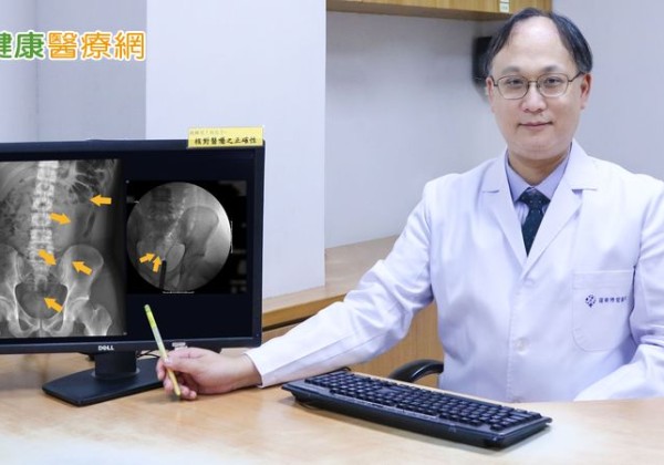20歲男下腹劇痛　X光透視一照竟是「35公分按摩棒」卡腸