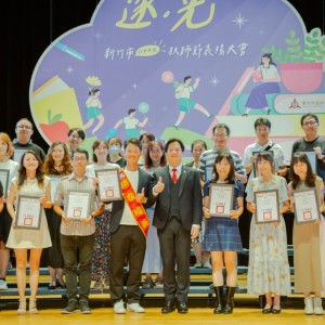 竹市396位優良教師上台受獎  邱臣遠深深一鞠躬致上最敬意