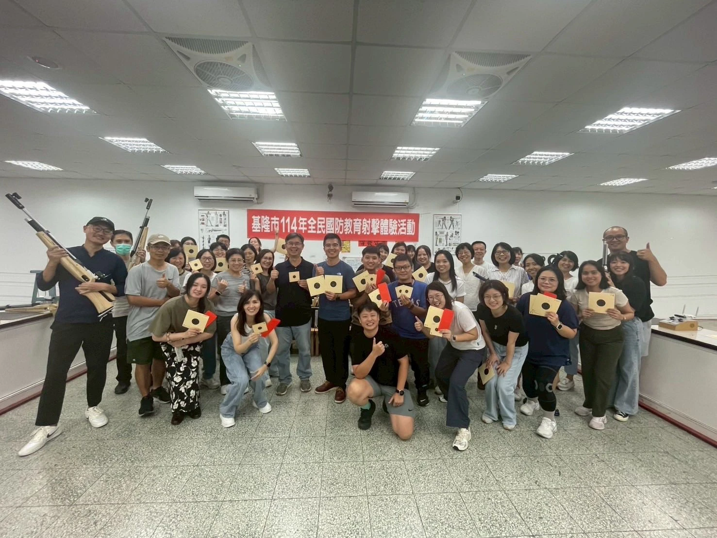 七堵國小師長赴明德國中寓教於樂體驗國防教育射擊活動