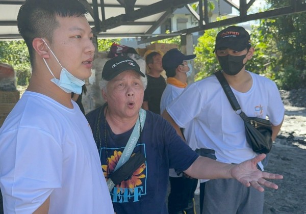 基隆青年志工有愛挺進花蓮協助救災