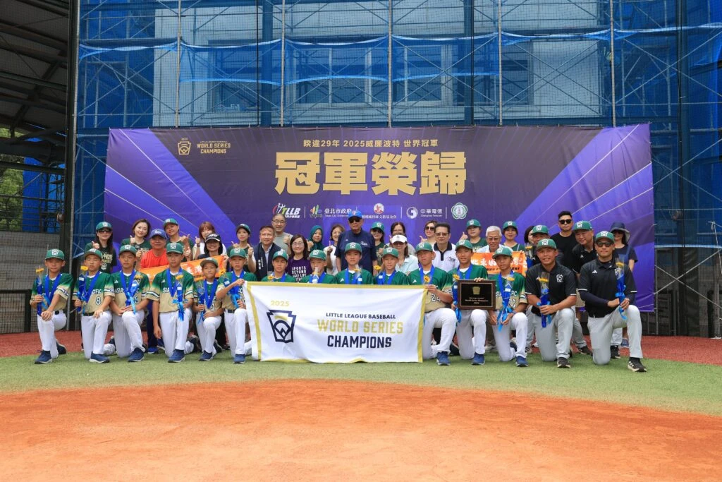 東園少棒凱旋遊行 參與林智勝引退賽 大師兄傳承小將感動全場