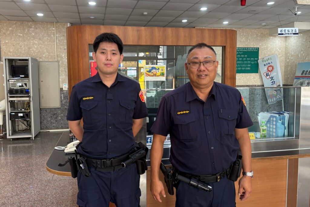 老翁騎車自摔失去呼吸心跳 瑞芳員警緊急CPR救回一命 老翁騎車自摔失去呼吸心跳 瑞芳員警緊急CPR救回一命