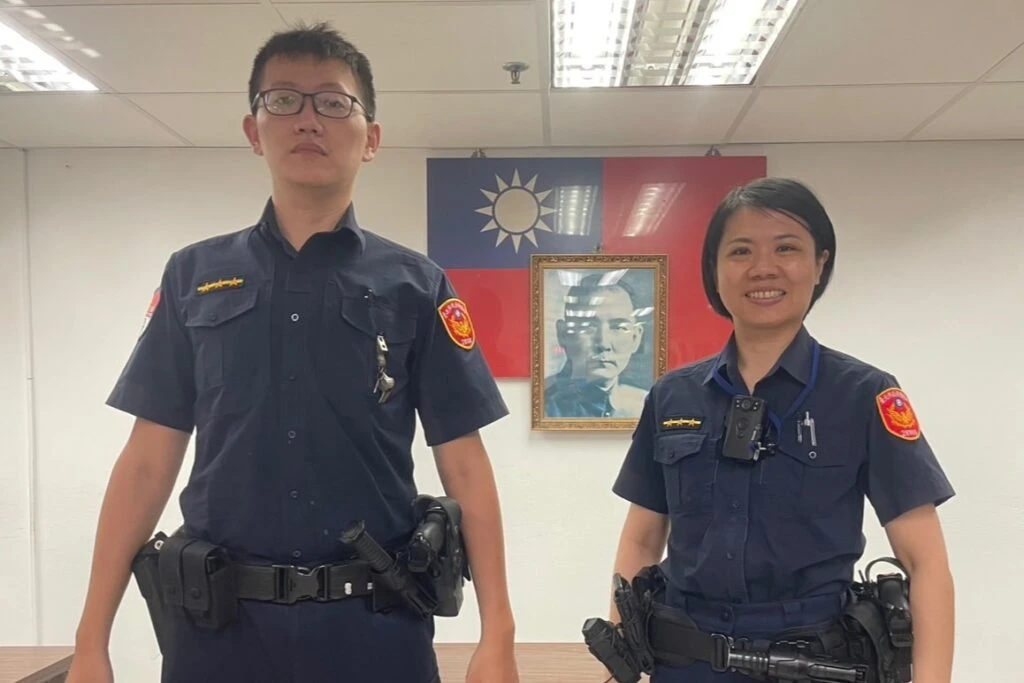 七旬老翁誤搭19站一路  流浪到淡水  捷警跨站尋人  全程護送助一家團圓