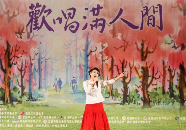 簡文秀返鄉獻唱「奇異恩典」   慈濟宜蘭園區「歡唱滿人間」中秋夜嗨翻千人