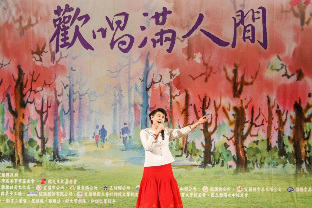 簡文秀返鄉獻唱「奇異恩典」   慈濟宜蘭園區「歡唱滿人間」中秋夜嗨翻千人