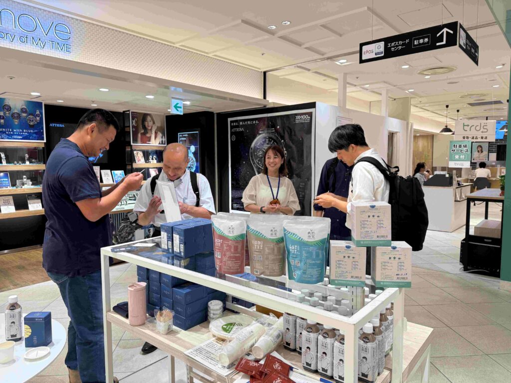 新北青農父子聯手開發包種茶鳳梨酥 跨海飄香日本百貨上市 新北青農父子聯手開發包種茶鳳梨酥 跨海飄香日本百貨上市