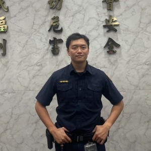 婦人醉倒路旁不省人事  信義暖警推車助民返家