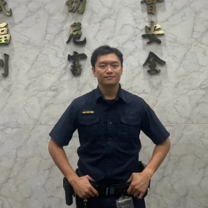 婦人醉倒路旁不省人事  信義暖警推車助民返家