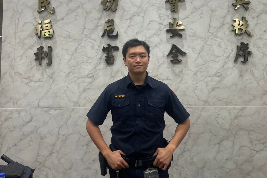 婦人醉倒路旁不省人事 信義暖警推車助民返家 婦人醉倒路旁不省人事 信義暖警推車助民返家