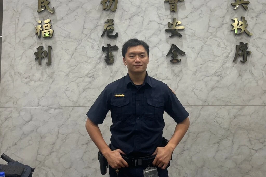 婦人醉倒路旁不省人事  信義暖警推車助民返家