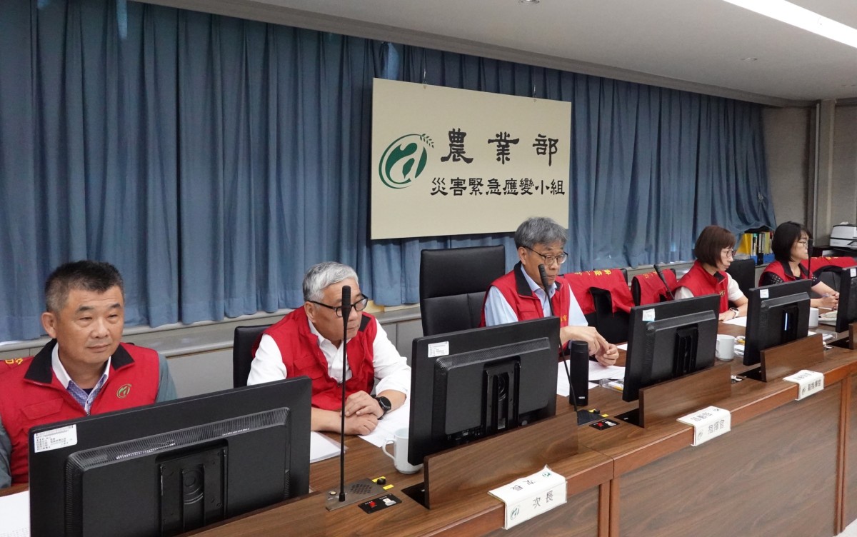 陳部長駿季坐鎮樺加沙颱風應變會議 要求各單位高度警戒並確保農產品穩定供應 陳部長駿季坐鎮樺加沙颱風應變會議 要求各單位高度警戒並確保農產品穩定供應