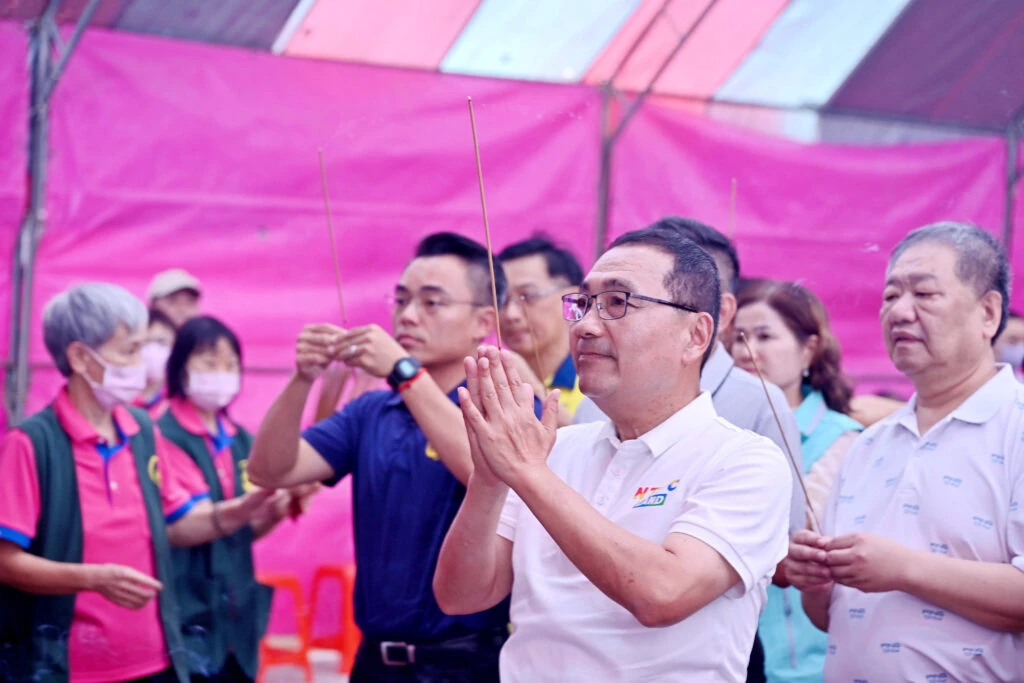 淡水河河祭路祭法會  侯友宜為龍王船、西方船點睛 為民祈福