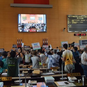 台中普發5萬元議題   藍綠議會互嗆吵翻天