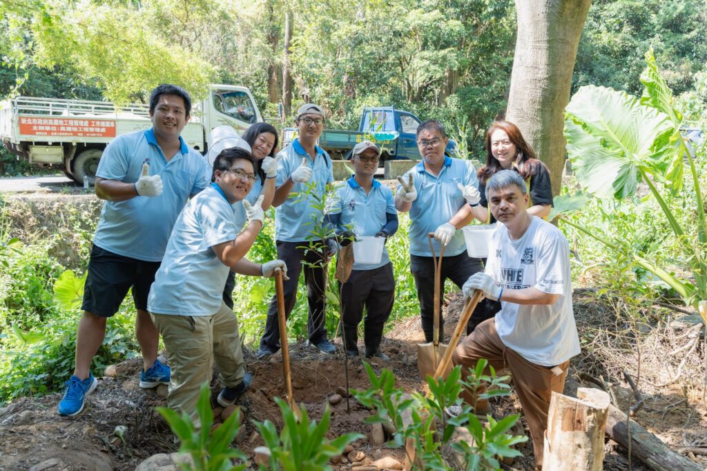 新北小花終結者出動齊清小花蔓澤蘭及為地球種下一棵樹 新北小花終結者出動齊清小花蔓澤蘭及為地球種下一棵樹