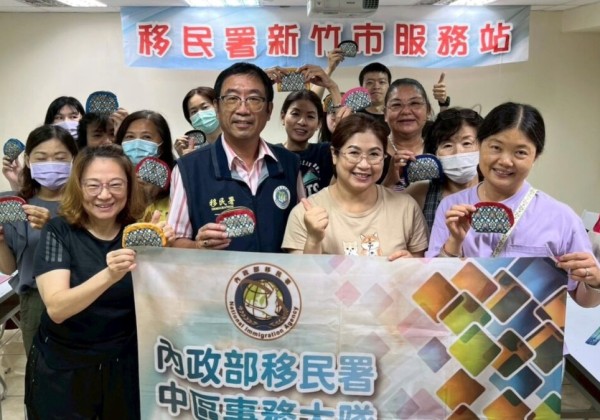 移民署竹市站關懷新住民家庭  教授泰式手作錢包促進文化交流