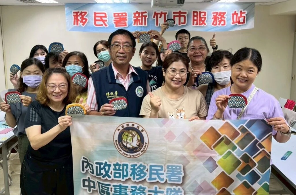 移民署竹市站關懷新住民家庭  教授泰式手作錢包促進文化交流
