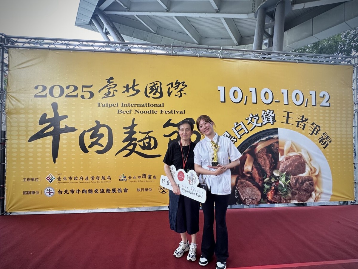 年輕世代的勝利!「好食圓滿」琳賽瞞母參賽奪清燉組金牌 淚灑舞台圓夢! 年輕世代的勝利!「好食圓滿」琳賽瞞母參賽奪清燉組金牌 淚灑舞台圓夢!