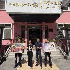 防詐大使親贈手舉牌  反詐  反毒觀念人人要有